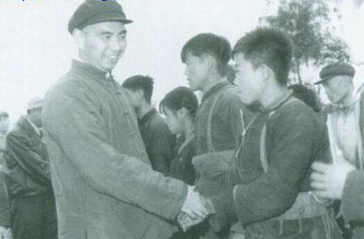 1967年1月21日凌晨，一些人突然冲进了北京军区司令员杨勇的家，要带走杨勇。杨
