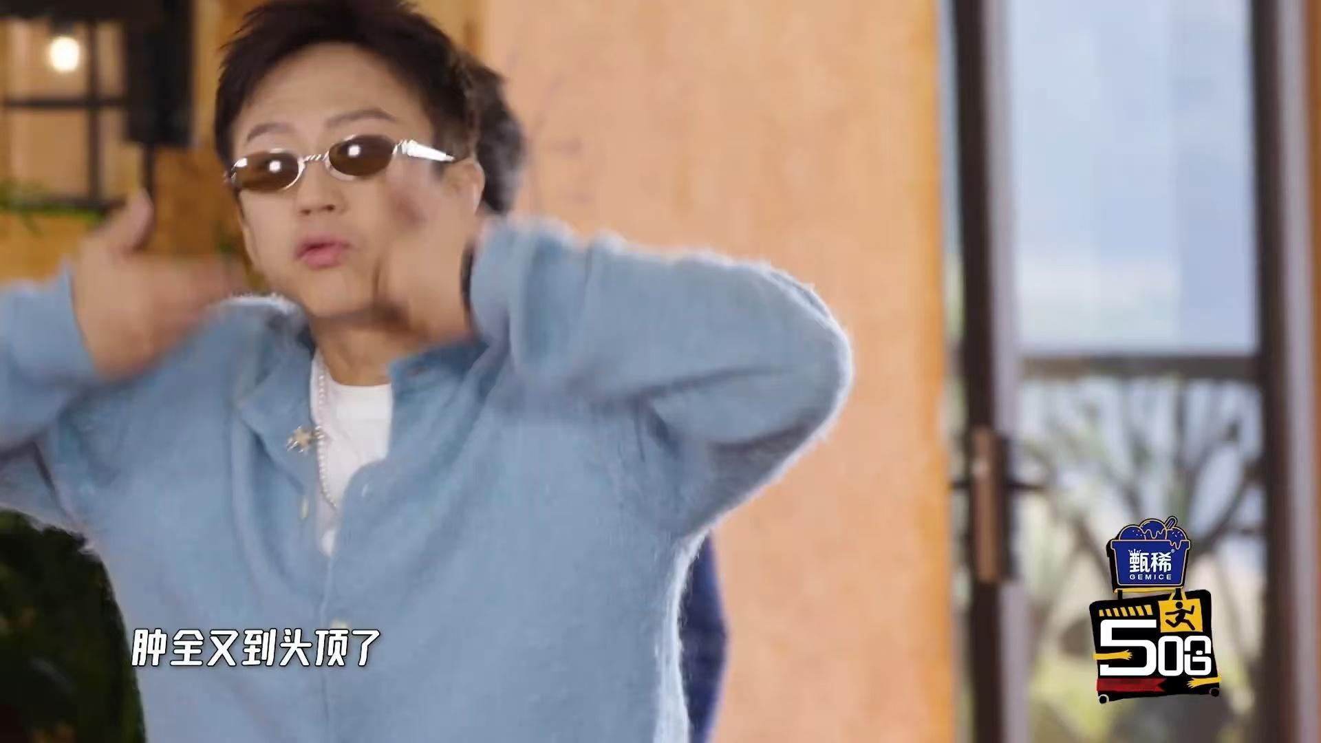 邓超净身高一米五哈最搞笑名场面！李乃文猝不及防比身高，邓超自信一米八却嘴瓢成一米