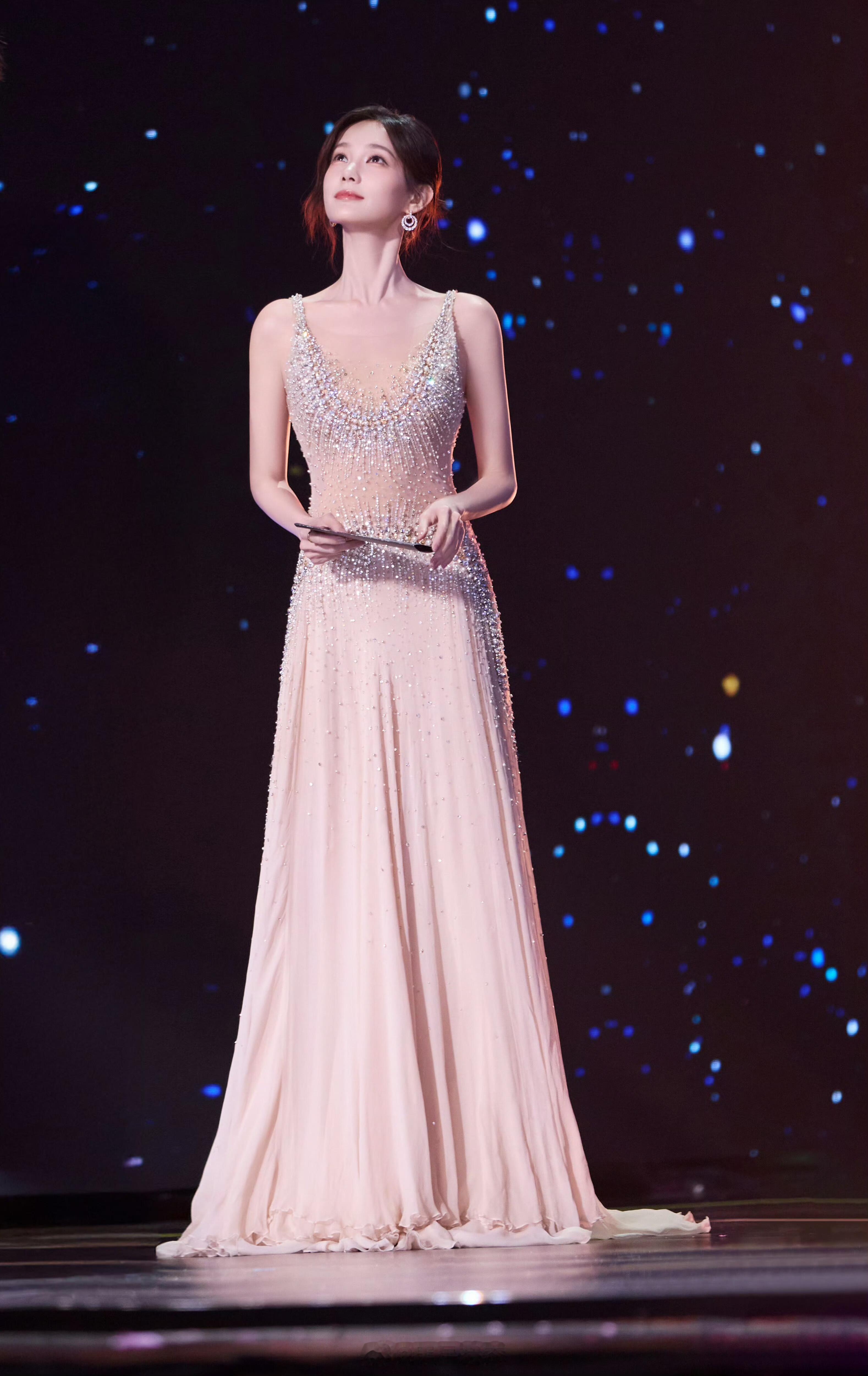 李一桐✖️2025爱奇艺尖叫之夜领奖造型