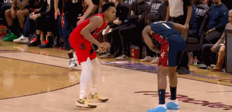 巴恩斯真是自讨苦吃啊哈登可是造犯规的老祖，你没事把手往他身上搭啥搭啊[捂脸哭][