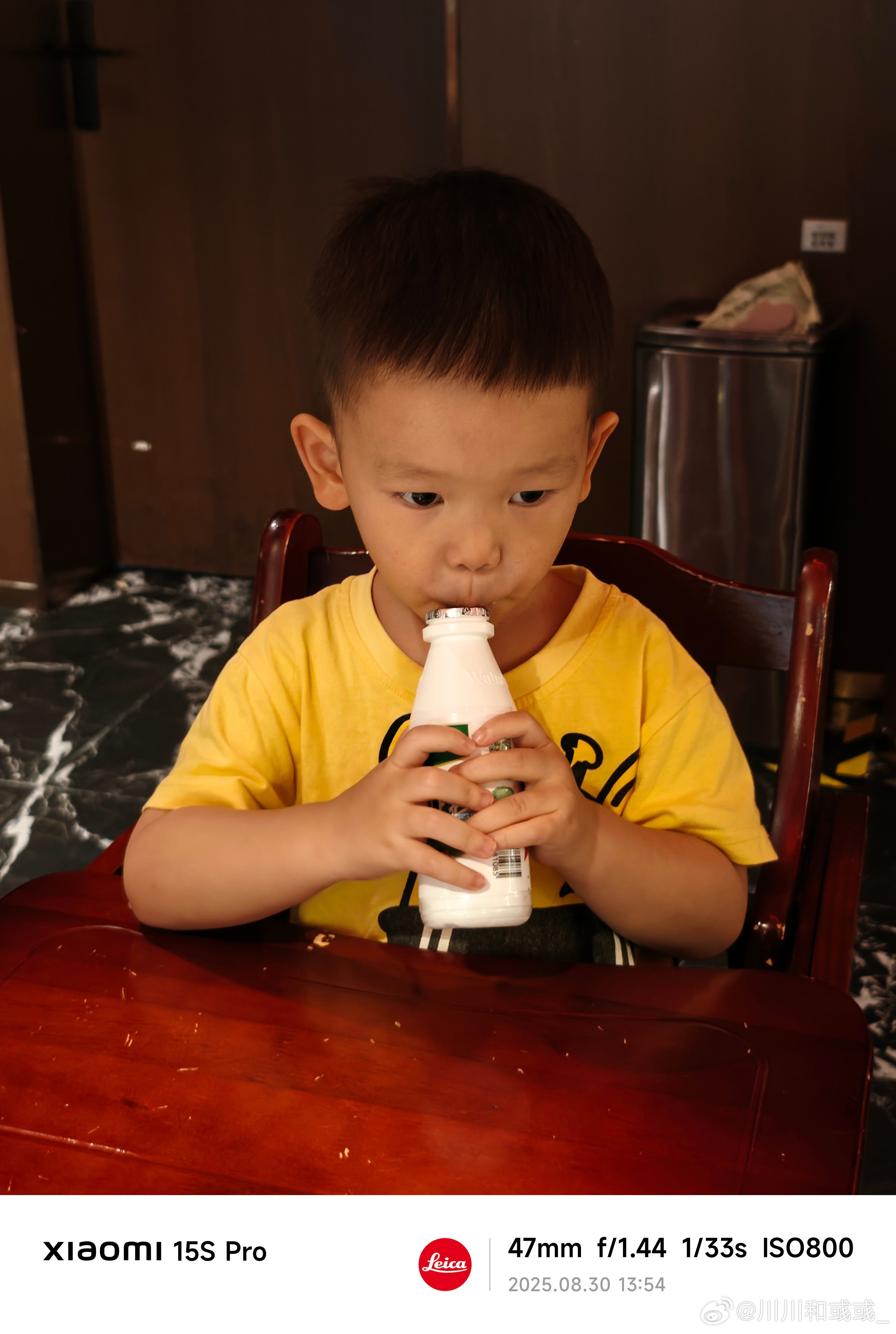 记派派第一次喝AD钙奶，我记得我们小时候最喜欢喝了，也不知道现在的小朋友还喝不喝