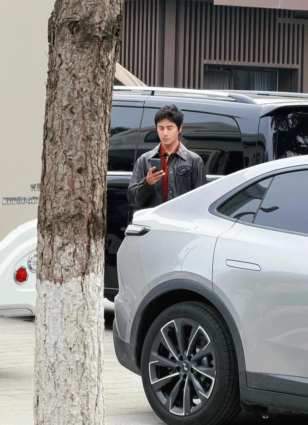 五十岁的陈坤现身西安，看着好年轻啊，这哥们真抗老啊！低调的陈坤，被网友在西安偶