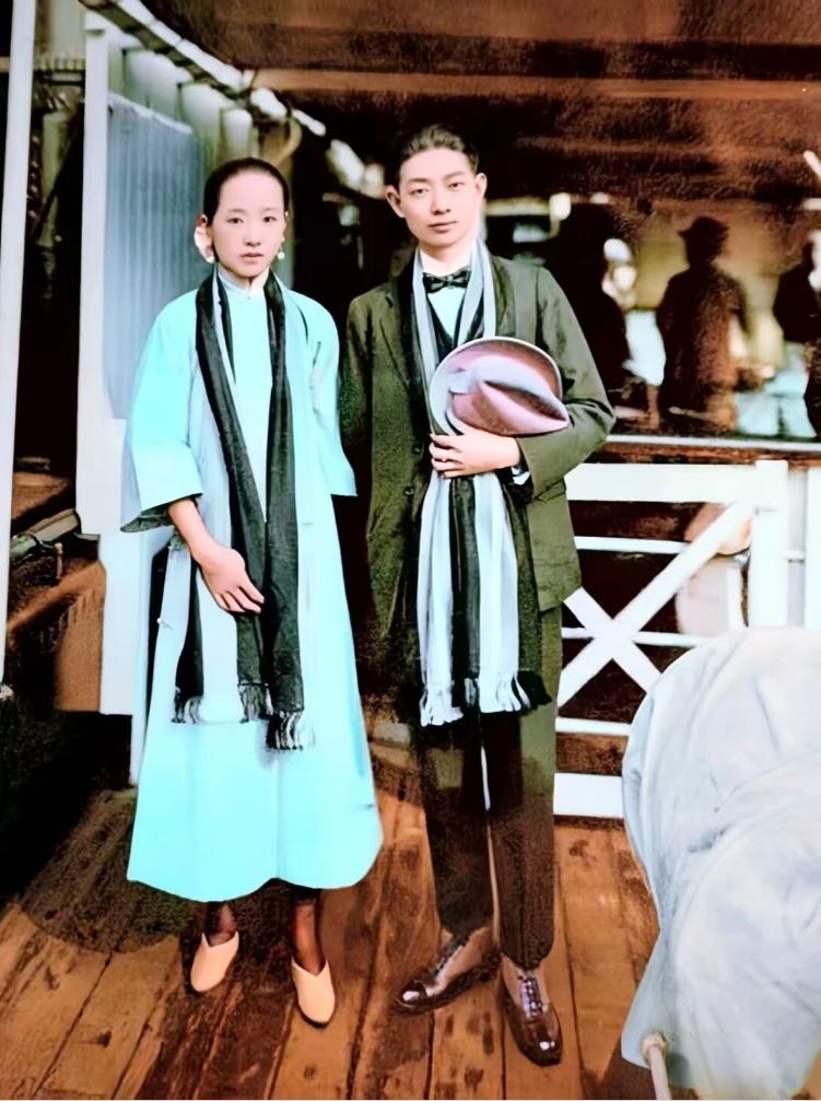 一张修复上色的百年轮船老照片，定格了京剧大师梅兰芳人生里最意气风发的一段旅程。1
