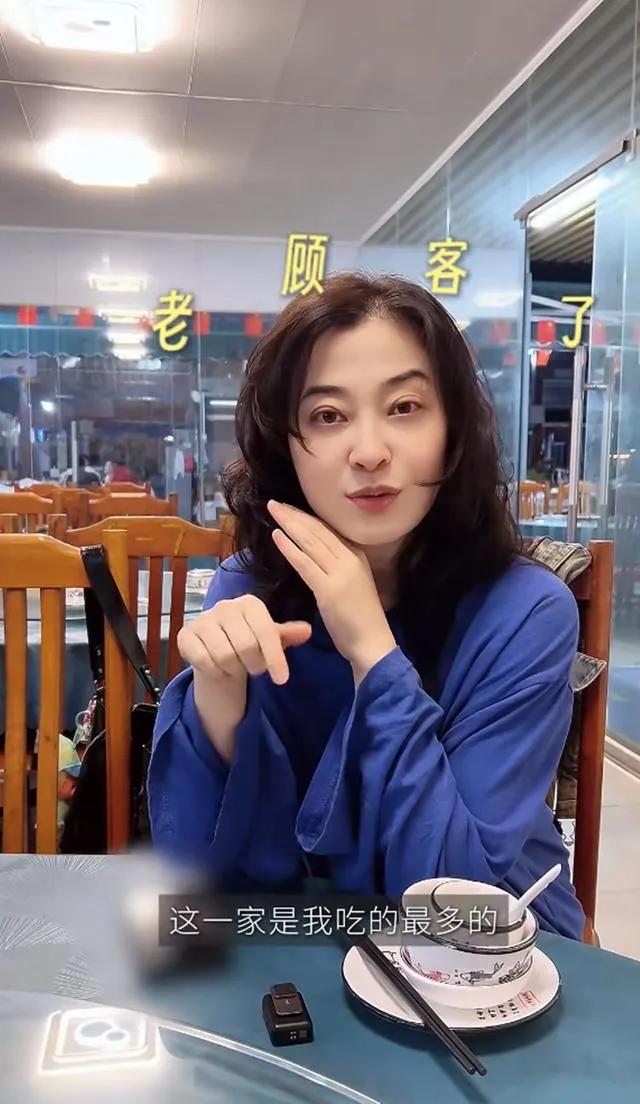 梅婷在三亚的海鲜大排档吃播太接地气了！50岁状态依旧抗打，脸蛋紧致笑容治愈，但没