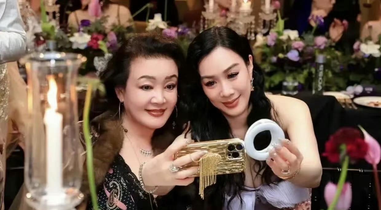 张兰这手机壳比手机都贵吧？太豪气了……