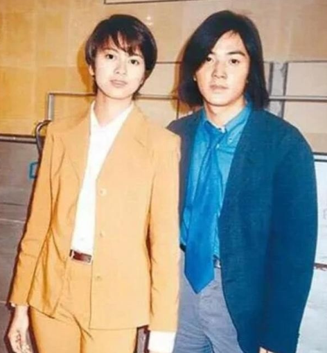 1999年，23岁的梁咏琪为逃离英皇老板杨受成，与32岁的郑伊健同居，杨受成生气