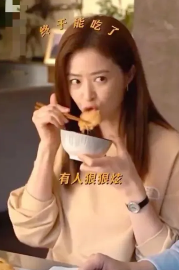 作为一个演员，蒋欣透露了一个让人动容的幕后小故事。她说，自己是回民，坚定地遵守着