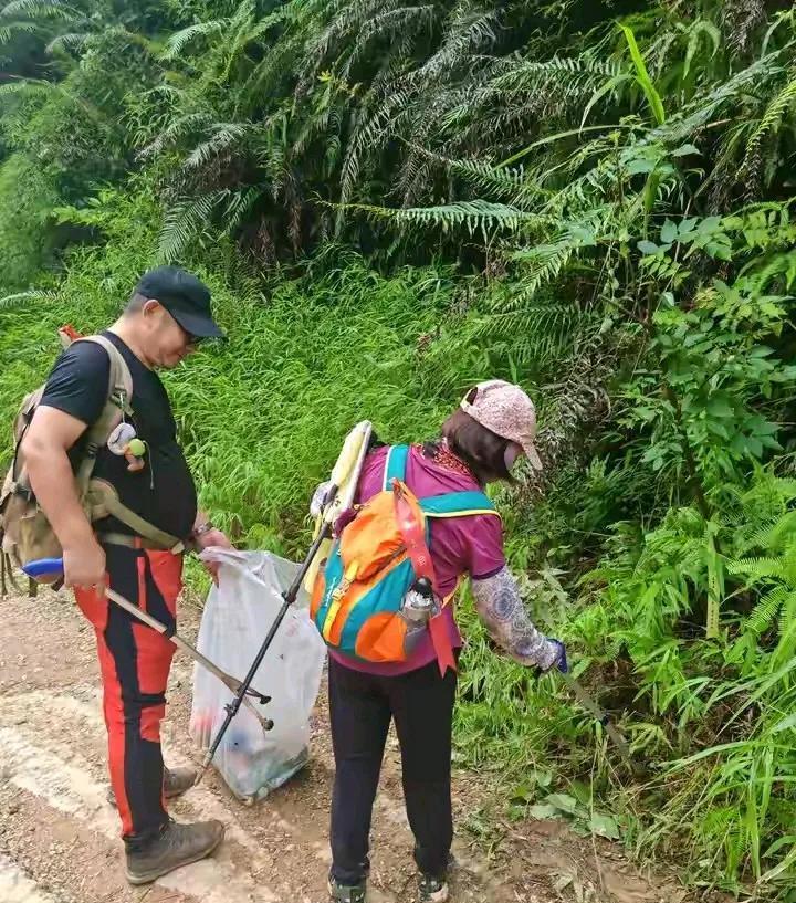 阿姨退休了没有参加健步团没有去广场引公愤跳舞而是有空约上三五好友一起互相