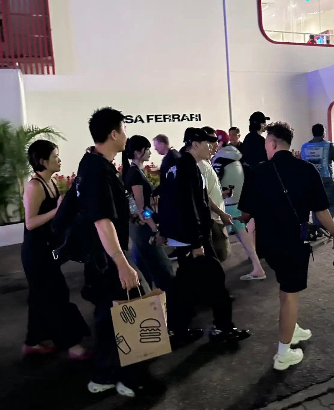 45岁林俊杰和网红女友七七在新加坡逛街被偶遇，两人全程牵着手，身边跟着好几位工作