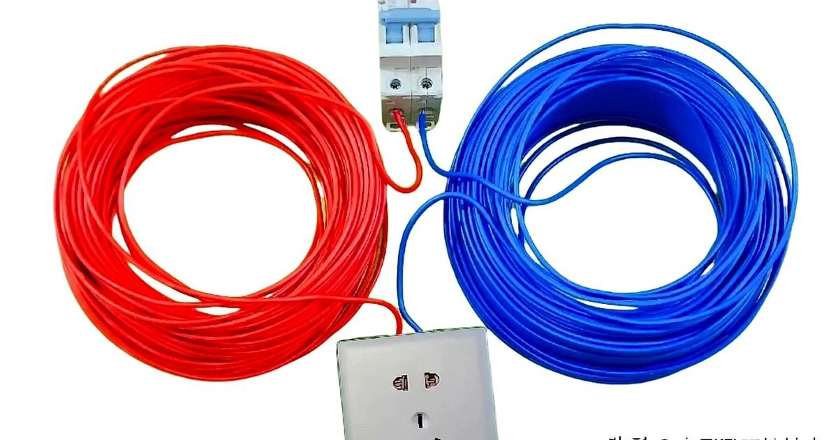 电焊工想临时干点活，却没有电源，于是让电工师傅帮他接一个临时插座。结果还不到半