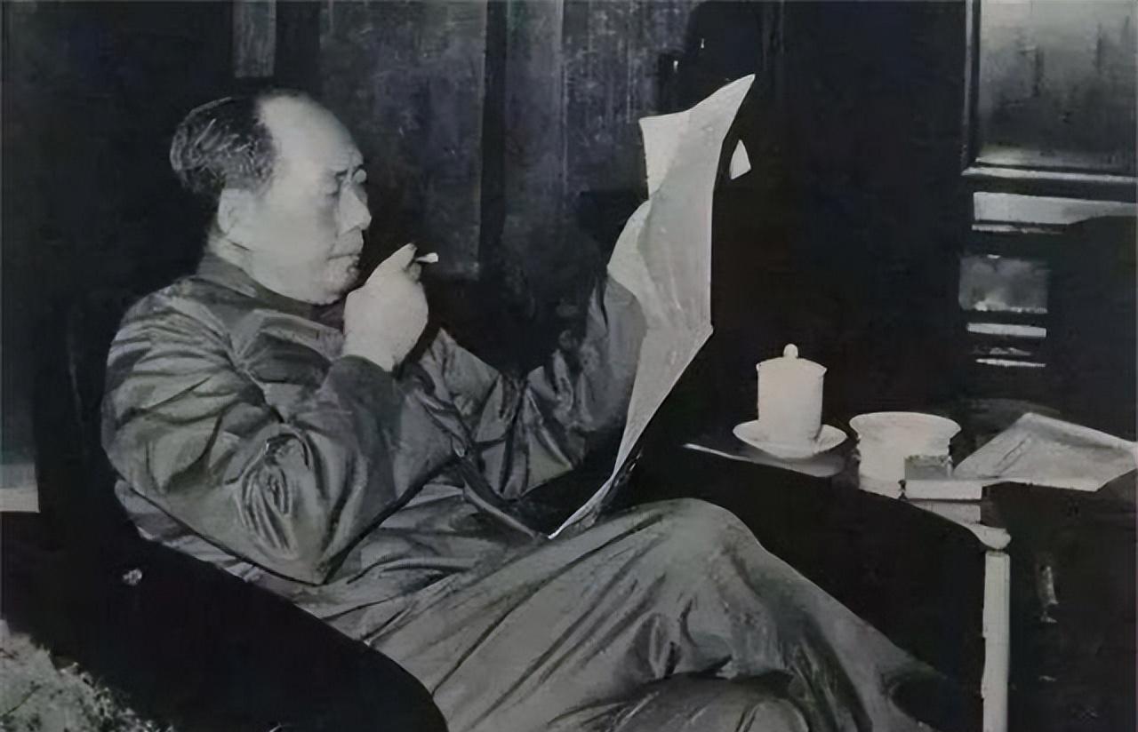 1976年，在一次会议上，毛主席的眼睛不好，视力很差，陈锡联上将走到他身边，说，