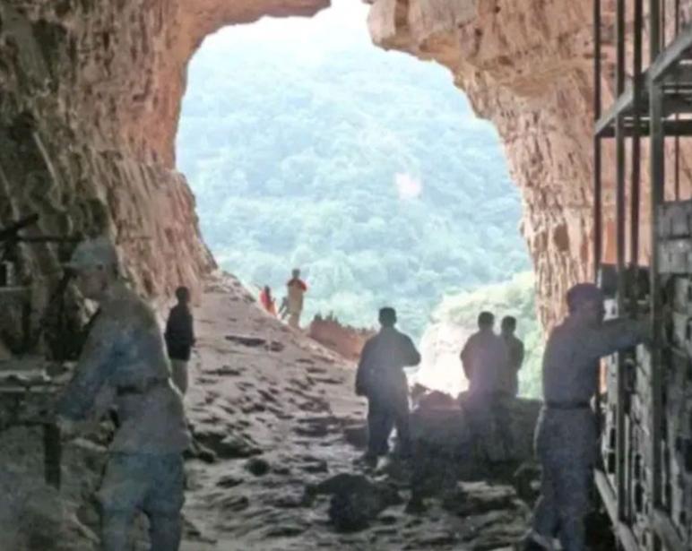 1940年，日军捉住一个村民，逼问八路军的物资藏在何处。村民想糊弄他们，于是随便