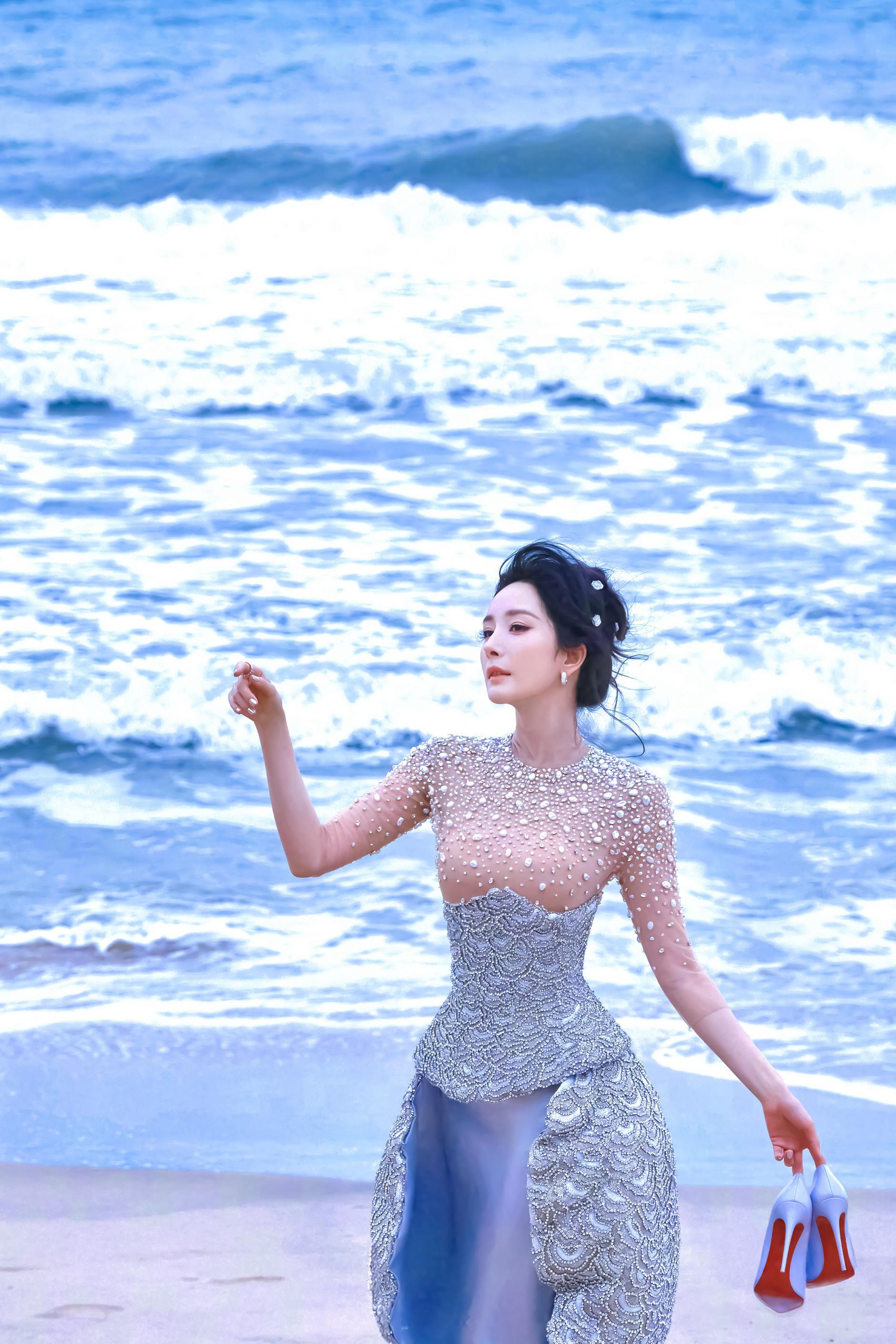 碧海蓝天🌊女明星ELLE出图杨幂ELLE盛典第一个登岛​​​