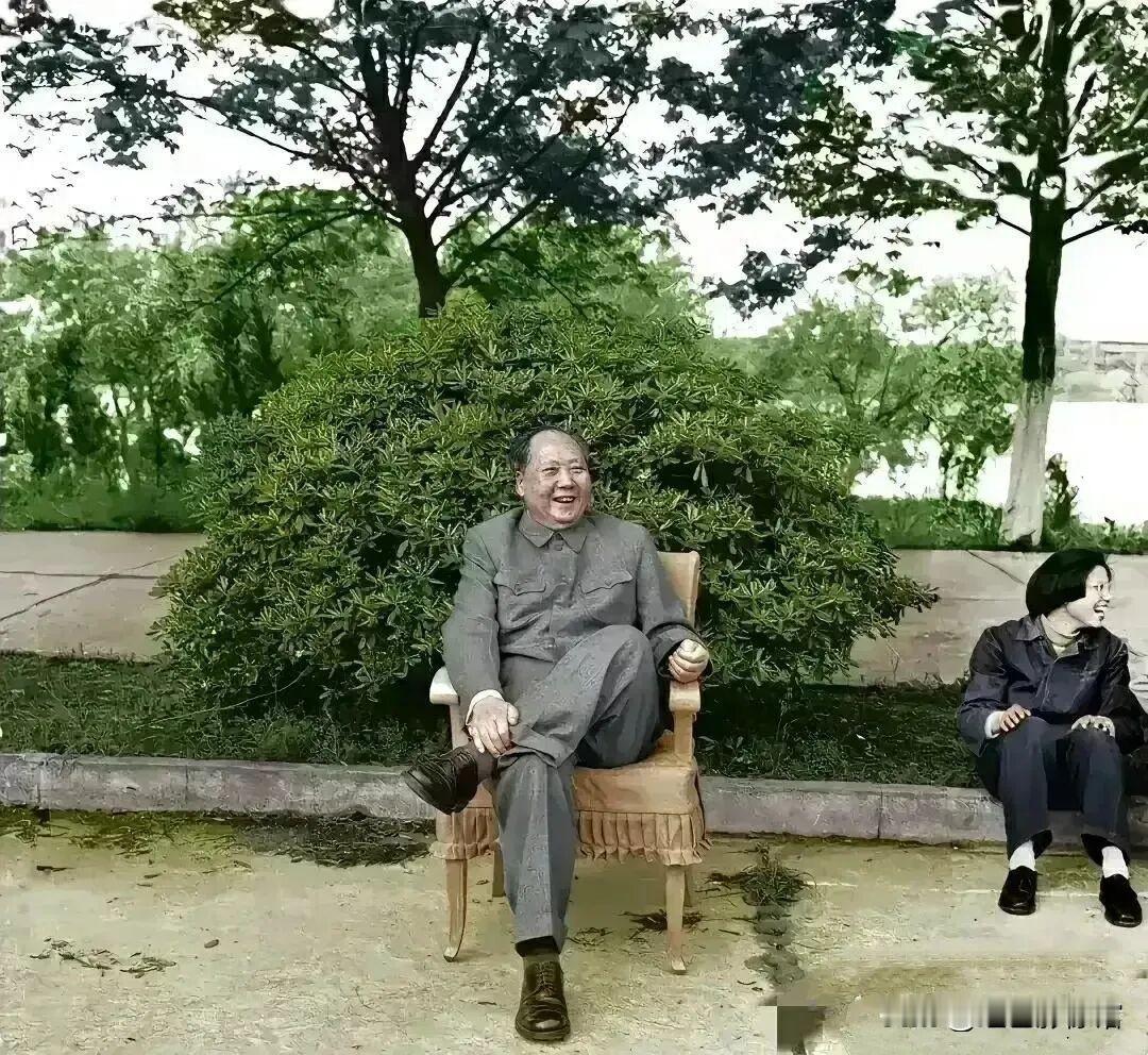 毛主席的这张照片还是第一次见，就这个坐姿真是太朴实、太真实、太接地气了！