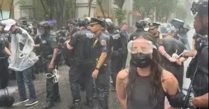 加州乱了，不知道美国及西方媒体会如何报道？当年我们香港，一群港d分子骚乱，说我