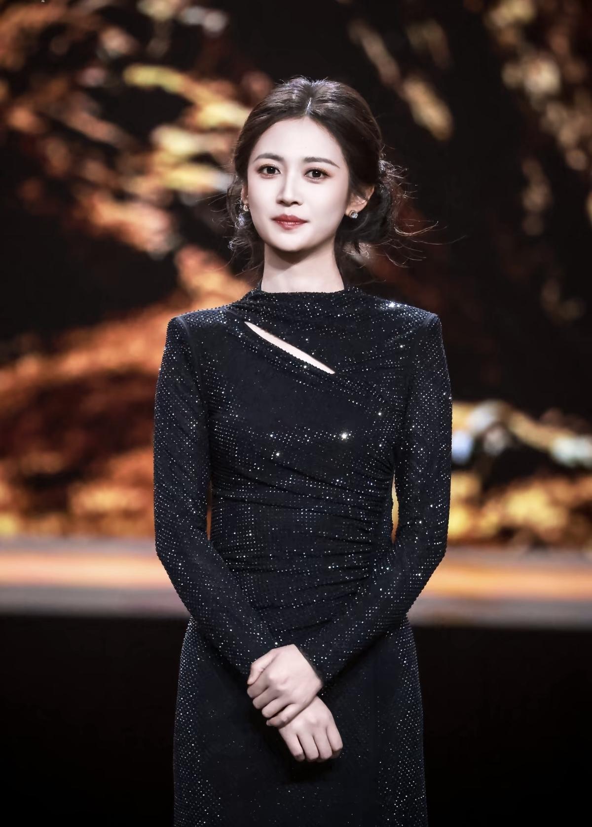 哇塞，陈钰琪这身黑色太惊艳了！太适合走红毯了，一袭闪亮的礼服，将她衬托得高贵又
