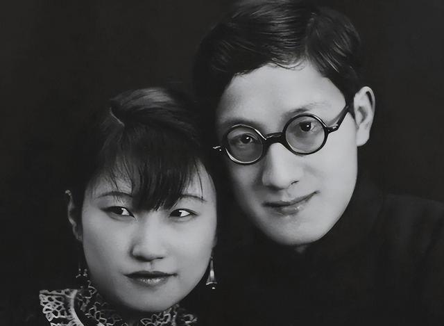 1932年，在徐志摩的葬礼上，陆小曼坚持要将徐志摩的寿衣换成西装。有人小声告诉她