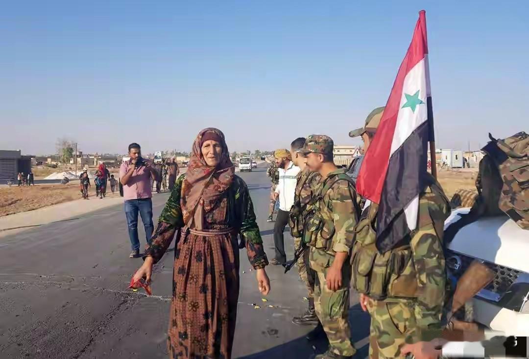 阿萨德表哥扛起反暴大旗，老虎师长和5.4万名叙利亚人加入起义军谁能想到，扛