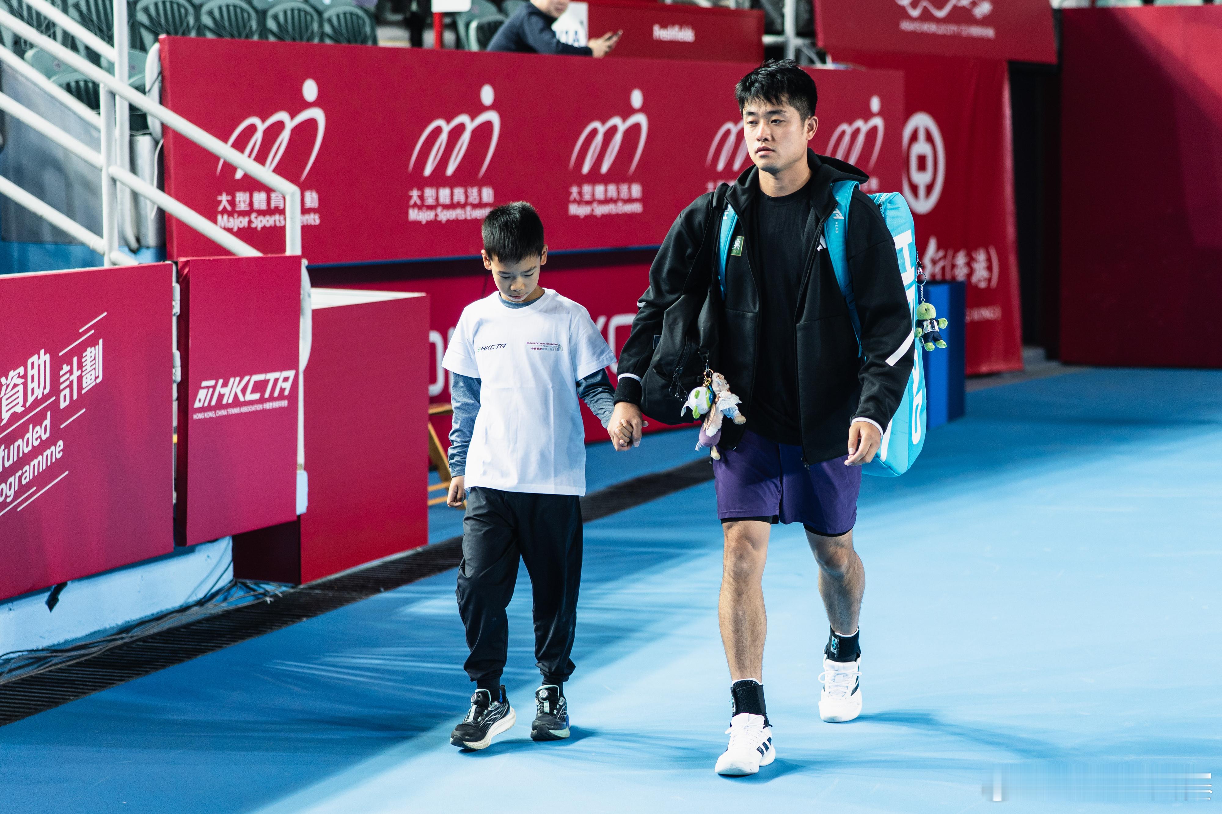 先下一盘🔥ATP250中银香港网球公开赛首轮，吴易昺首盘6-4获胜，大比分1