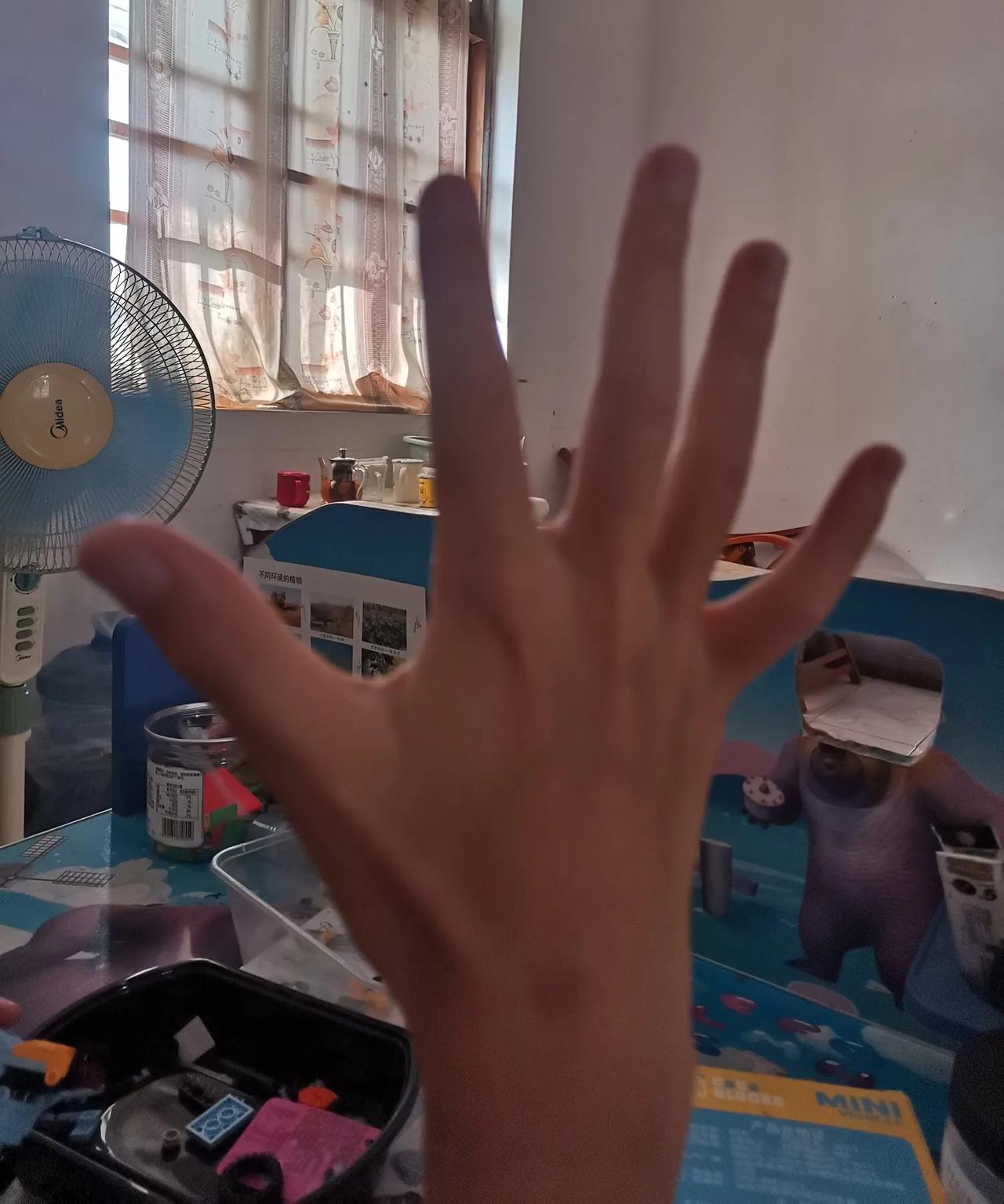 都说我儿子的手指很长……可让人感到奇怪的是，一个十岁的小男孩，平时也不用他做
