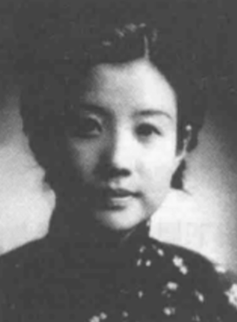 1955年，周总理急匆匆的来到伟人处，将一位48岁女叛徒的判决书递给伟人，伟人看