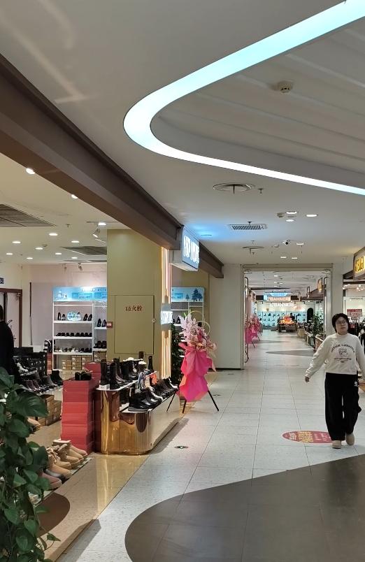 平安夜在沈阳消失了，昨天在联营商场在内的商场我看到的是凄凉，商场根本没有什么客户