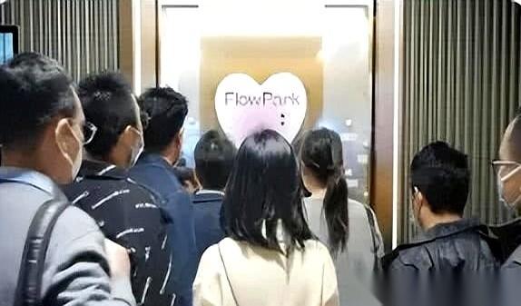 “辞退通知。”一张纸，轻飘飘地落在上海一个女人的办公桌上。上面写着，两个月内，