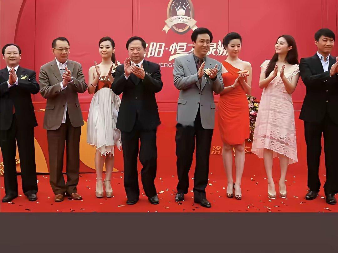 当年老许真可以的，一群明星来捧场现在老许踩缝纫机了，这群人里面谁最尴尬？
