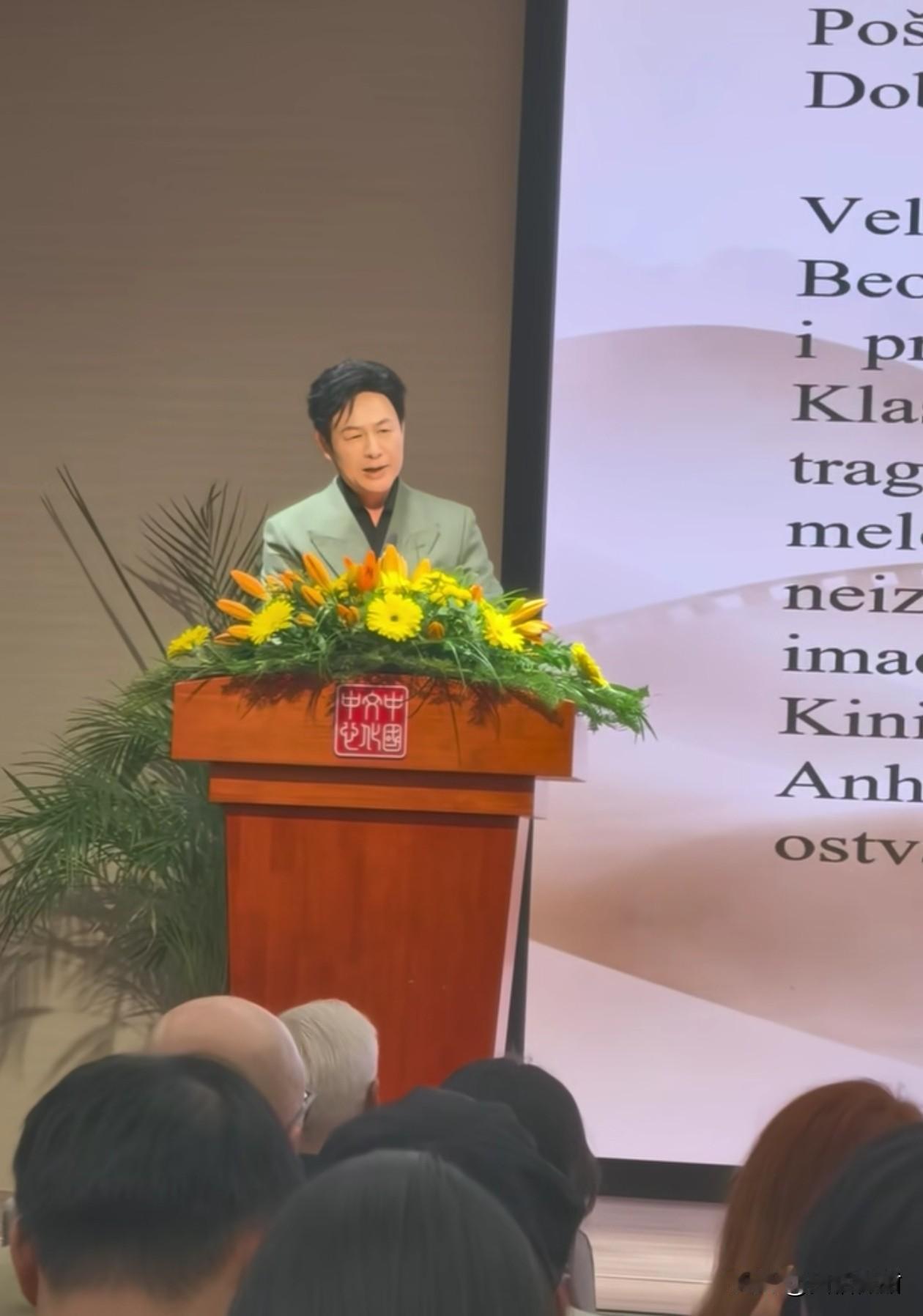 张颂文苦尽甘来。他刚参加完香港电影节，马不停蹄又去了塞尔维亚，好忙啊！有