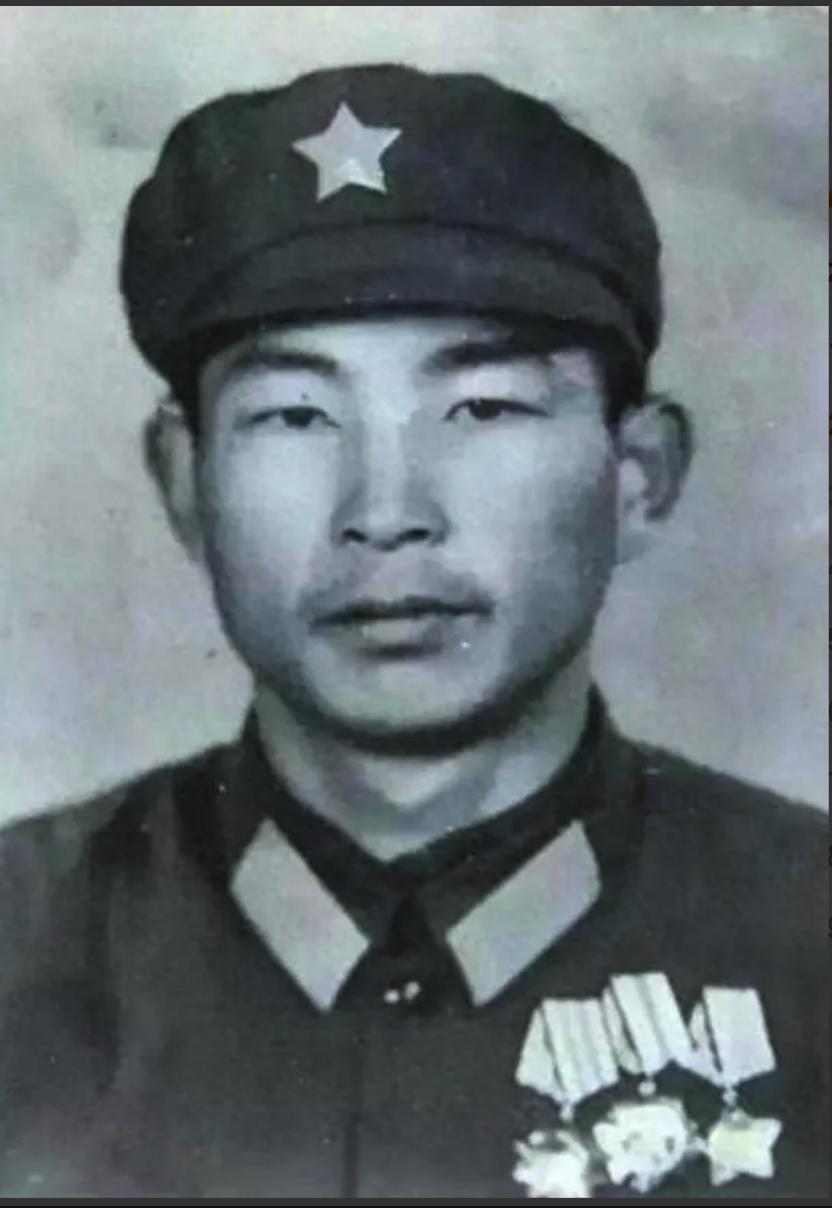1980年，他孤身炸毁越军2个暗堡，转身却被团团包围。敌人狞笑：“投降吧，中国娃
