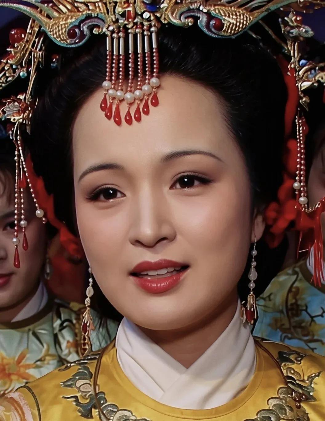 贾元春，这位生于正月初一被视为“凤命”的女子，实则是封建家族的牺牲品。她是贾政嫡