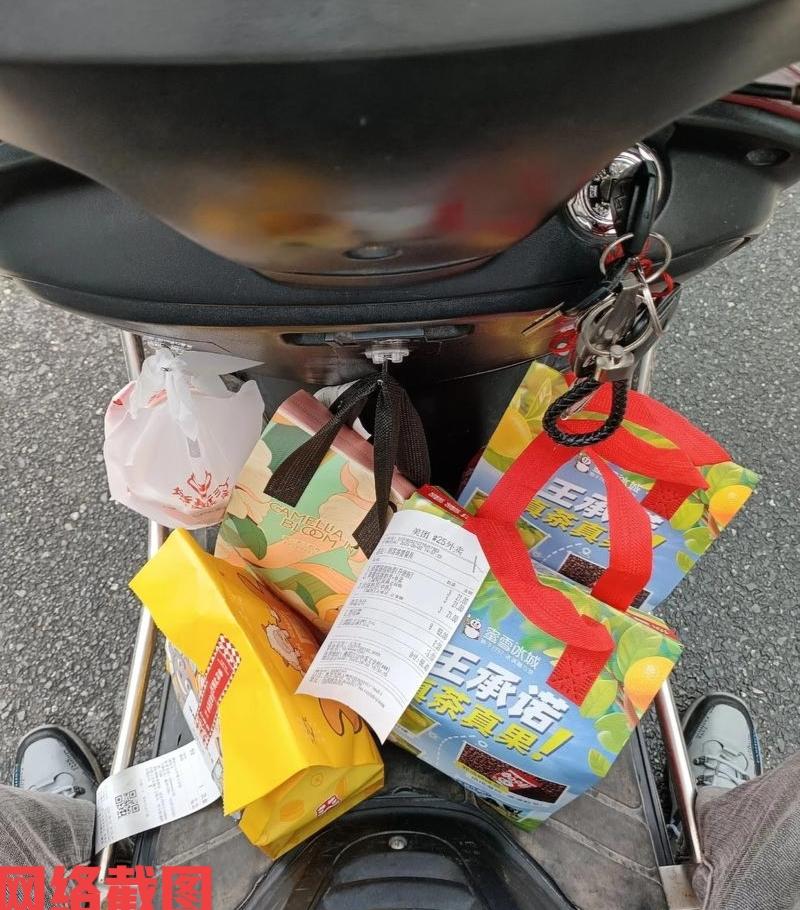 有外卖小哥送完单子后在家的心酸。原来这名外卖小哥本是程序员，被公司辞退后找工