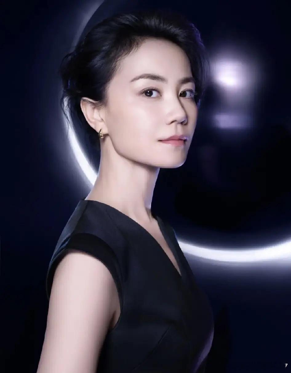 王菲为什么不站出来说话？网友的一番话说出了她的为难！他说：这次音乐节闹出这么大的风波，大家都盯着王菲