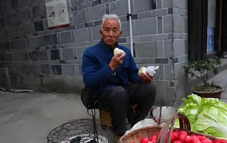 医生发现：老人若天天晚饭太早，不出两月，身体或有这2种变化很多老年人喜欢早早