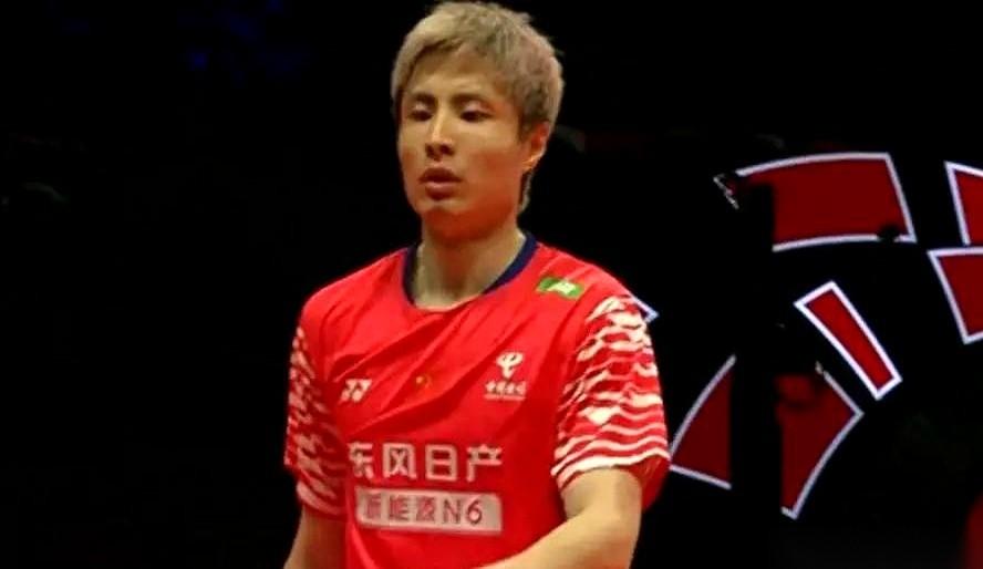 说句扎心的话，看到石宇奇现在这样，我心里是真有点五味杂陈。一个人，扛着整个国羽