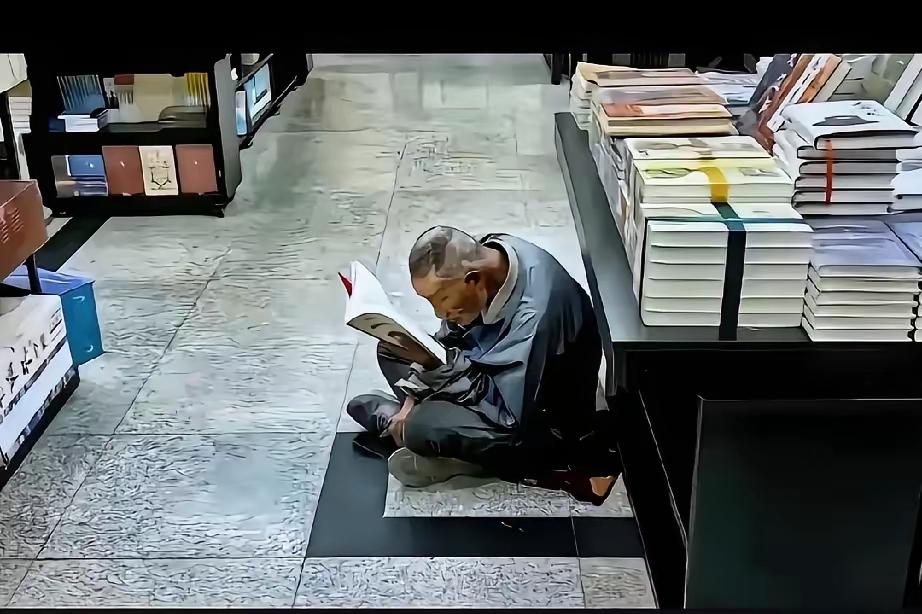 这两天关于有人举报杭州图书馆一位流浪汉进去看书的现象。杭州图书馆馆长的一番话