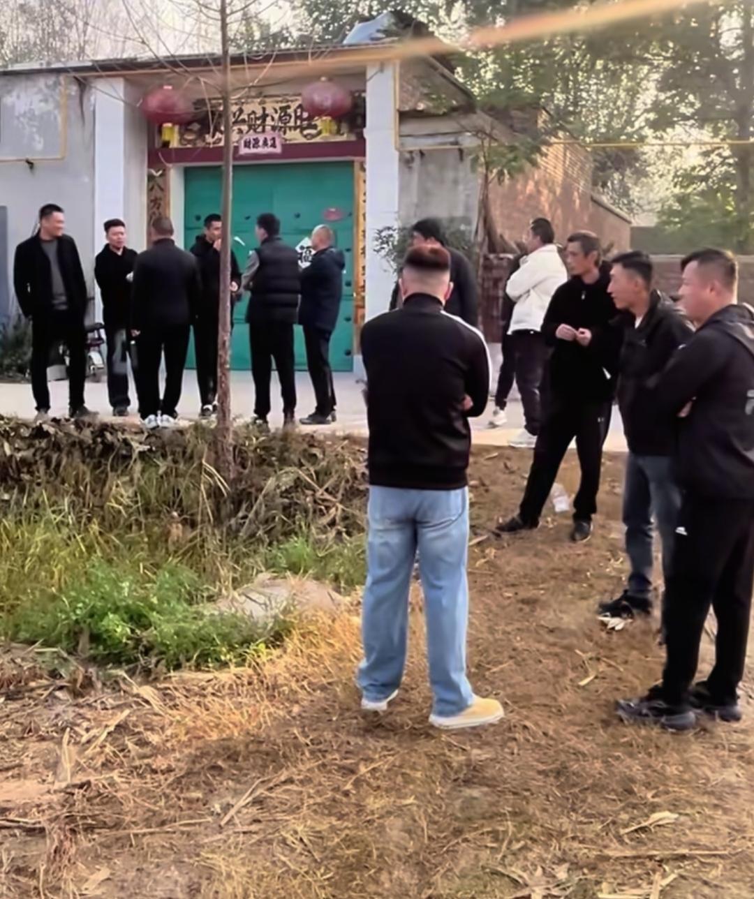 我村里目前有几十个单身汉，个个都是潜力股，虽然都找不到媳妇，但是大家都有远大的抱