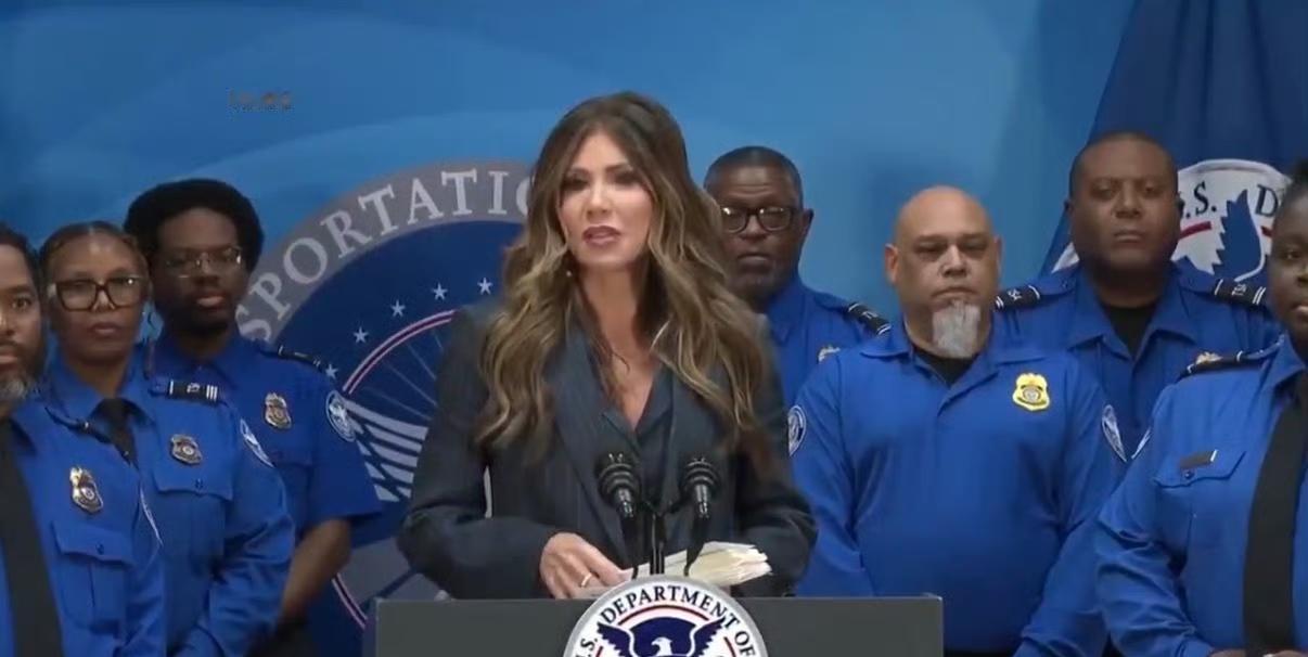 美国国土安全部克里斯蒂·诺姆刚刚向休斯顿安全管理局的工作人员他们发放了1万美