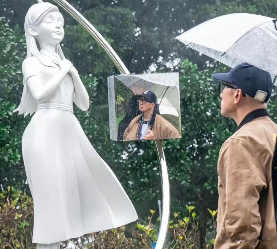 有件事我一直没想明白一个演员走了，为什么能立雕像？不是历史伟人，也没改变过什么