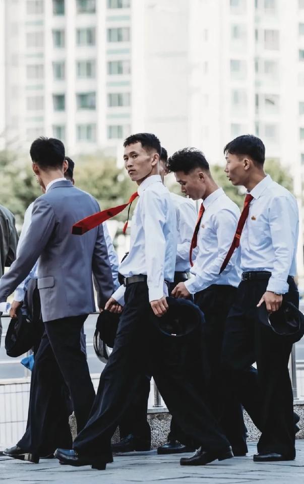 走在街头的朝鲜市民，他们一个个精神抖擞，几乎看不到一个胖子。