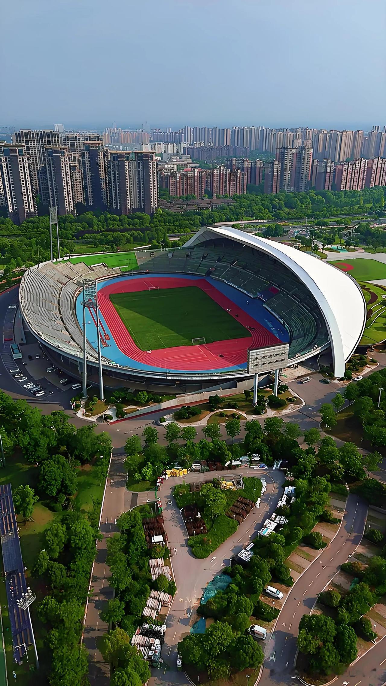 苏超：扬州体育公园体育场是江苏13个地级市当中硬件最差的？苏超举办两年了，