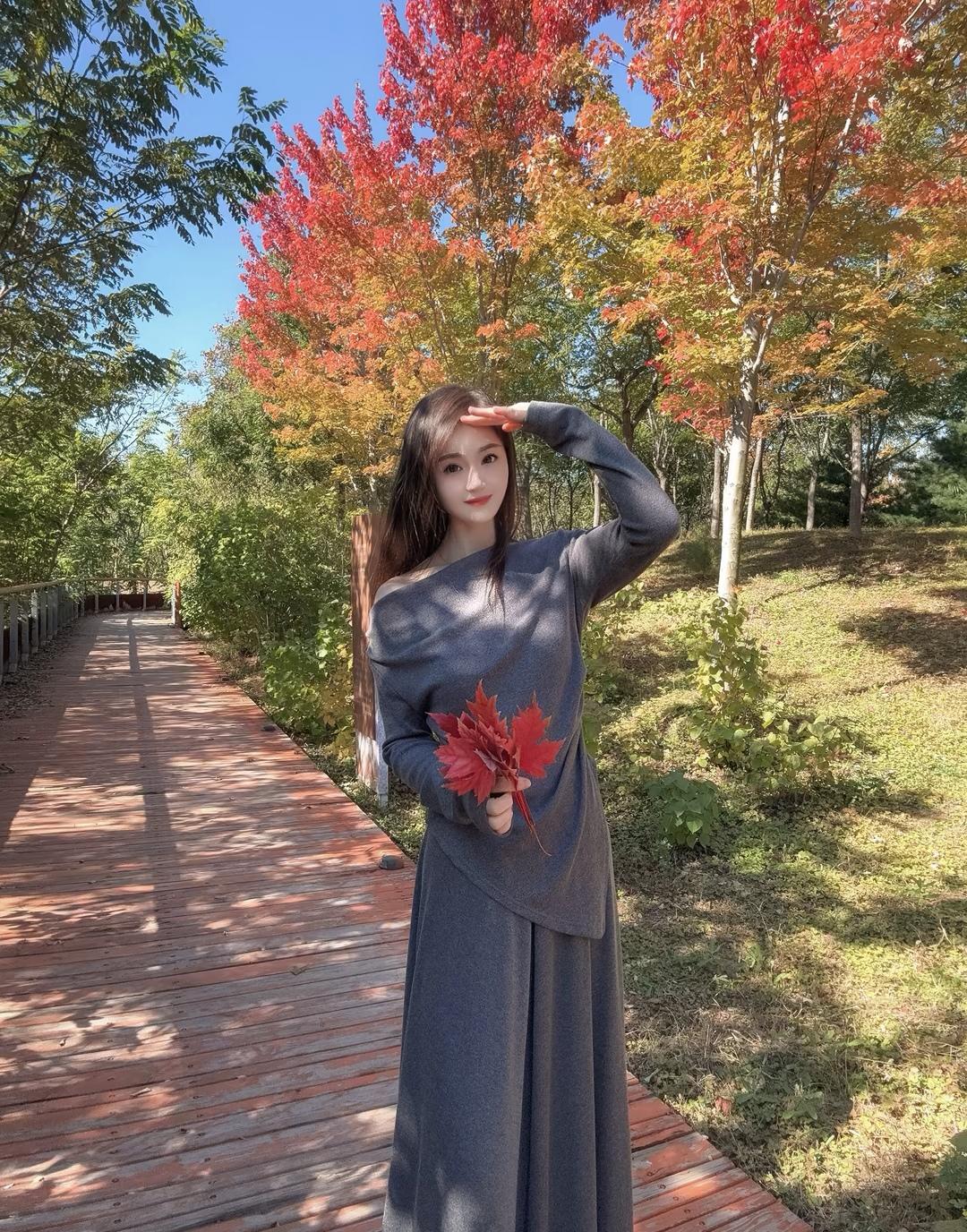 秋日漫步，红叶相伴，少女与枫叶的浪漫邂逅。