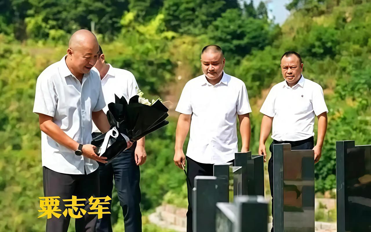 一九八四年粟裕在北京病逝。遵照遗愿，骨灰没有运回湖南会同，而是撒向他曾频繁转战的