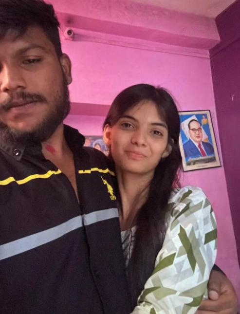 谁能想到还有这么撕心裂肺的婚礼，21岁印度姑娘安莎尔跪在男友萨沙姆的尸体前，颤抖