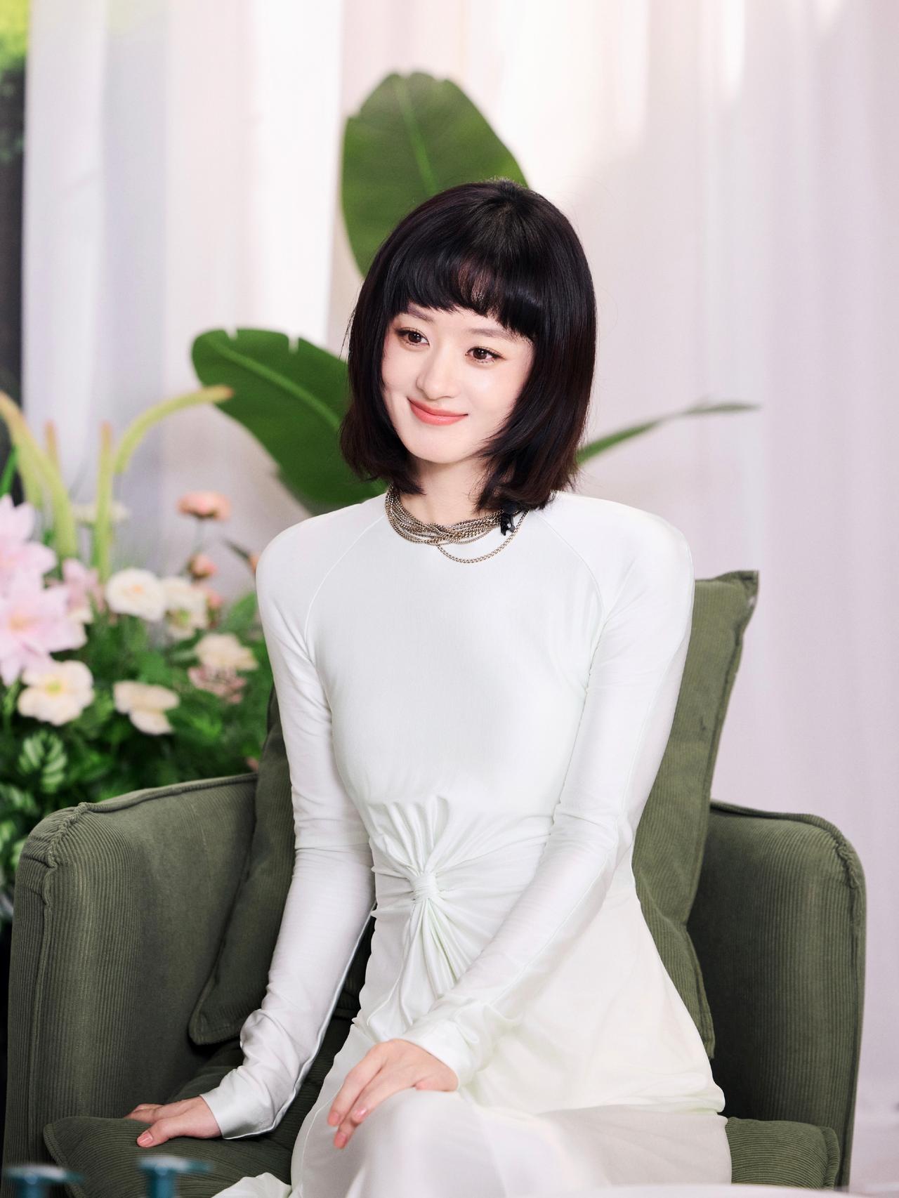 为什么赵丽颖几乎不跑红毯，却依然稳居顶流？内娱红毯向来是女明星争版面的必争