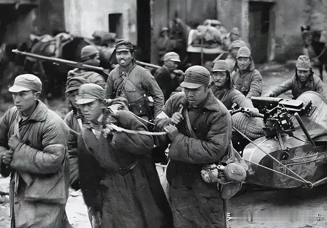 1949年，十个特务活埋了四十多个共产党，本以为自己立了大功。谁知，侧门突然闪进