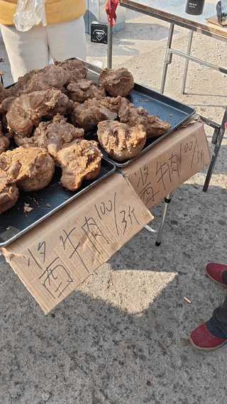 一百块钱三斤熟牛肉？这是真的牛肉吗？恐怕就是生牛肉一百块钱也买不了几斤吧！牛