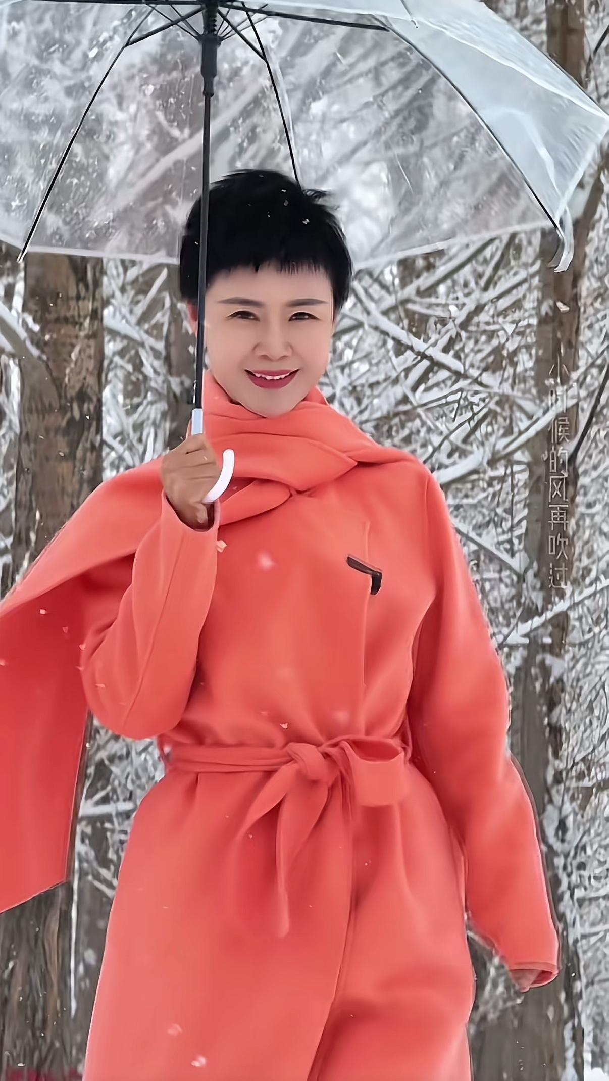 老话常说相由心生，看贺娇龙的面相确实如此，天庭饱满、目光明亮，笑起来透着