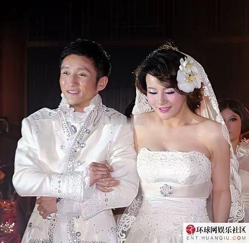 邹市明结婚照新郎一副斯文样，新娘气场大他们看起来是互补的样子