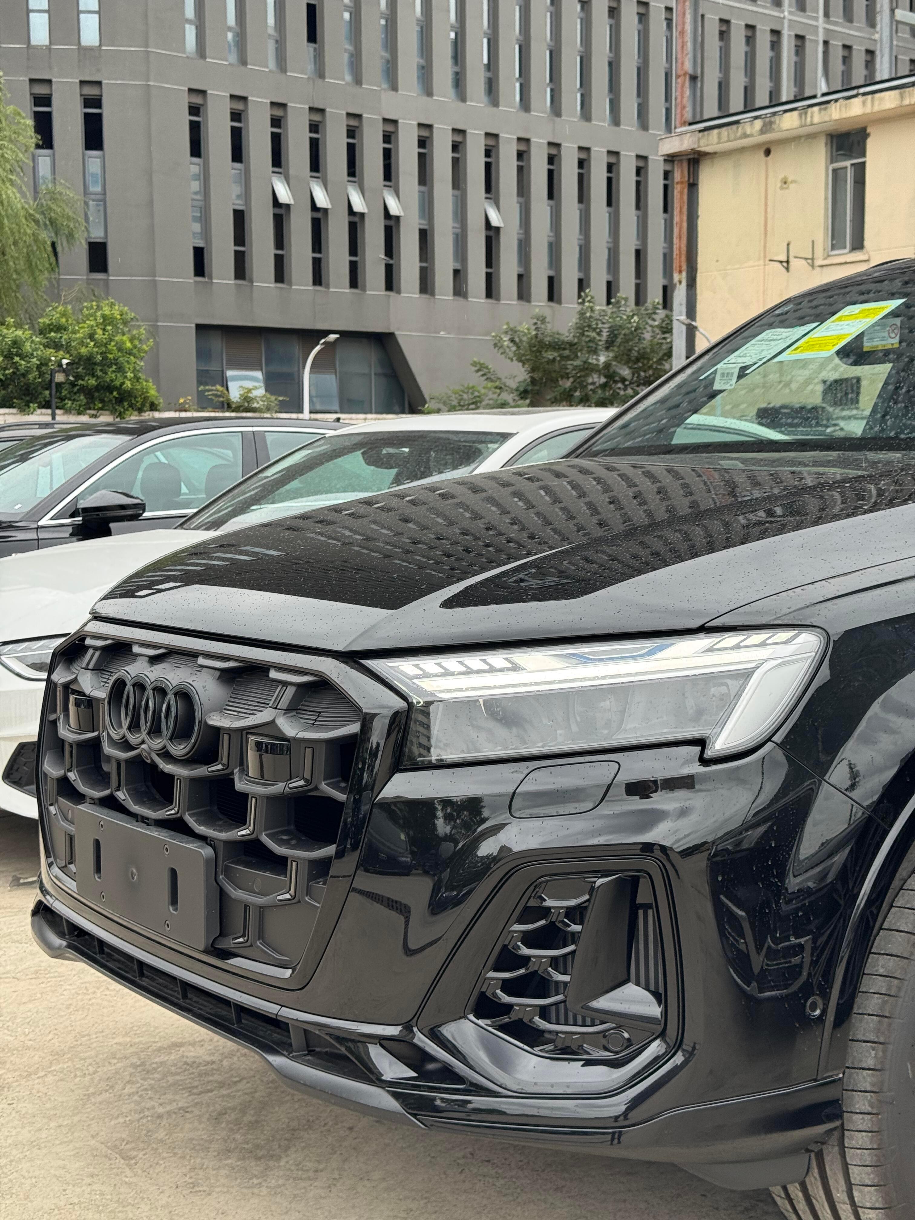 奥迪SQ724年型涉水那一批颜色：传奇黑/阿拉斯红生产日期：2024年5月指